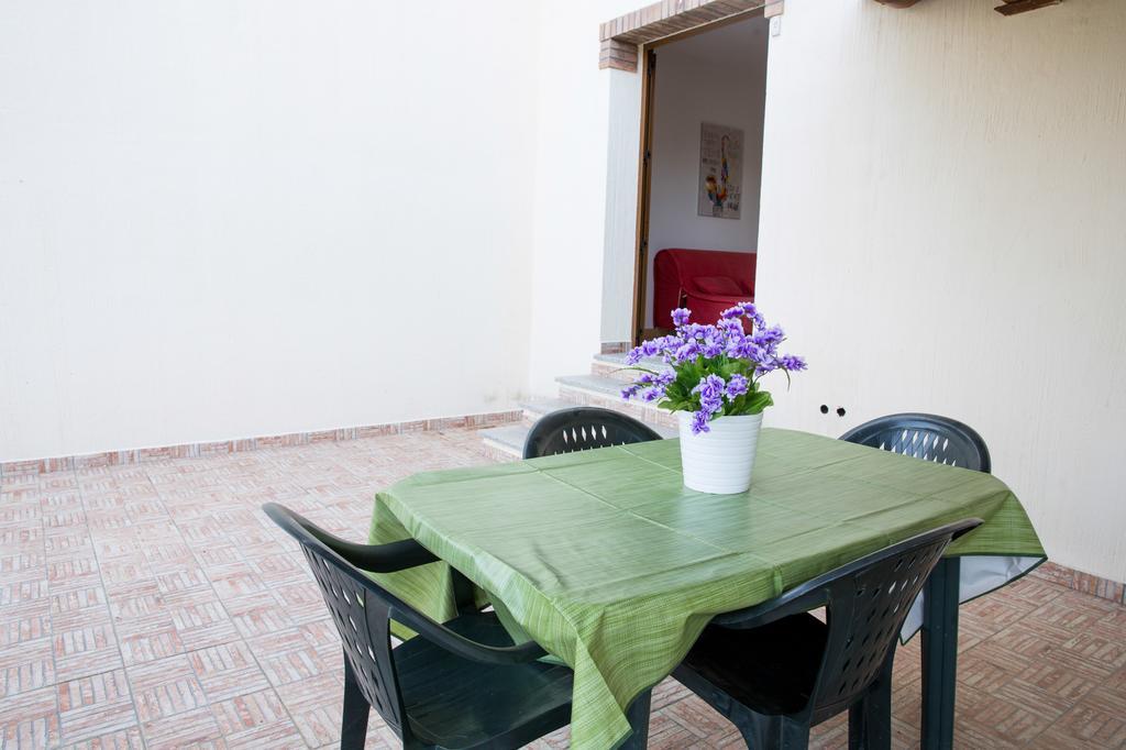 Appartamenti Torre Di Bari Бари Сардо Екстериор снимка