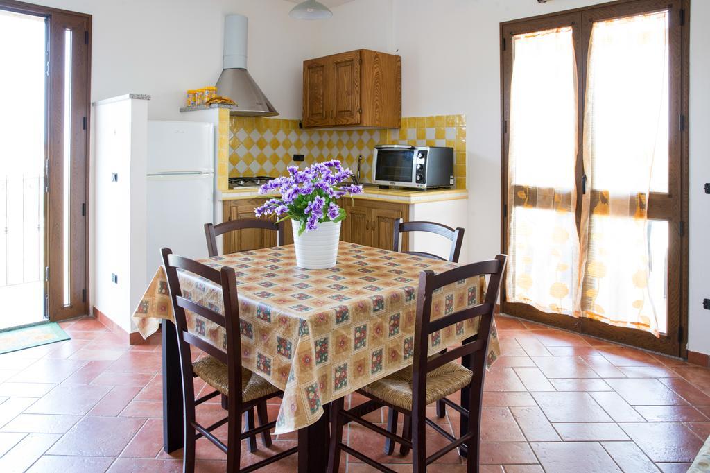 Appartamenti Torre Di Bari Бари Сардо Екстериор снимка