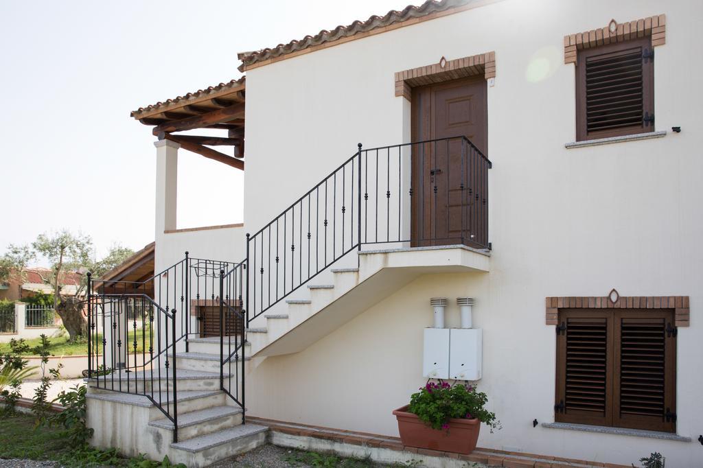 Appartamenti Torre Di Bari Бари Сардо Екстериор снимка